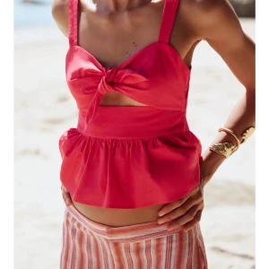 Rosa linnetopp med knyt och volang - Supersöt rosa linnetopp med breda axelband, knyt framtill och en cut-out under bysten. Toppen har volang nedtill som ger en luftig och somrig känsla. Perfekt för strandhäng eller varma dagar när du vill sticka ut lite extra. Från Zara💕