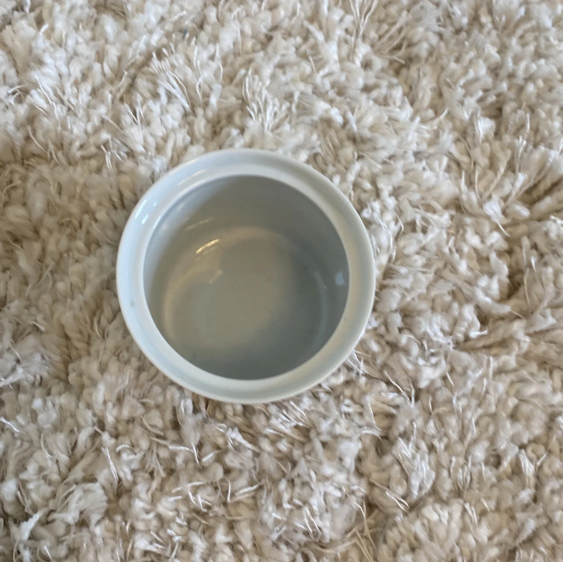 Vit blommig Porslinsburk med lock - 1