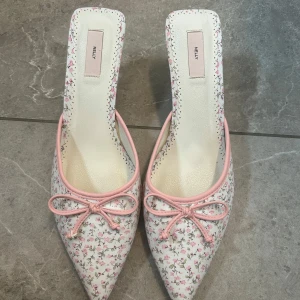 Blommiga pumps med rosett från Nelly - Original priset är 500kr.                                                                                                Söta pumps med spetsig tå från Nelly.           Aldrig använda! 