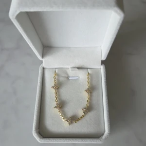 Armband med Kristallblommor - Superfint Armband med Kristallblommor som är jätte fin passar I allt den är ny