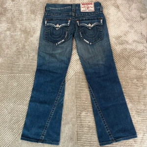 True Religion Joey Jeans - Säljer dessa flared trues i perfekt skick annat än att ha blivit professionellt skräddarsydda i längden.   Hör av er vid ytterligare frågor!