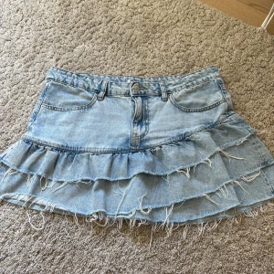 Super fin jeans kjol med volanger 💞 - Säljer denna super snygga low waist jeans kjolen från Gina😍den är i bra kvalité o perfekt för sommarkvällar 💞💞 kontakta mig med fler frågor🥰🥰 pris går att diskutera!