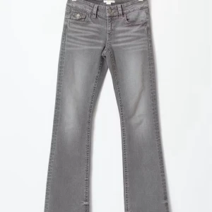 Grå bootcut jeans med låg midja - Säljer ett par grå jeans med bootcut-modell och låg midja från Gina. Slutsålda. 