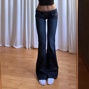 Lågmidjade jeans - Vintage från Tommy Hilfiger⭐️midja 36 innerben 86 jae 165⭐️Kolla min profil för mer⭐️