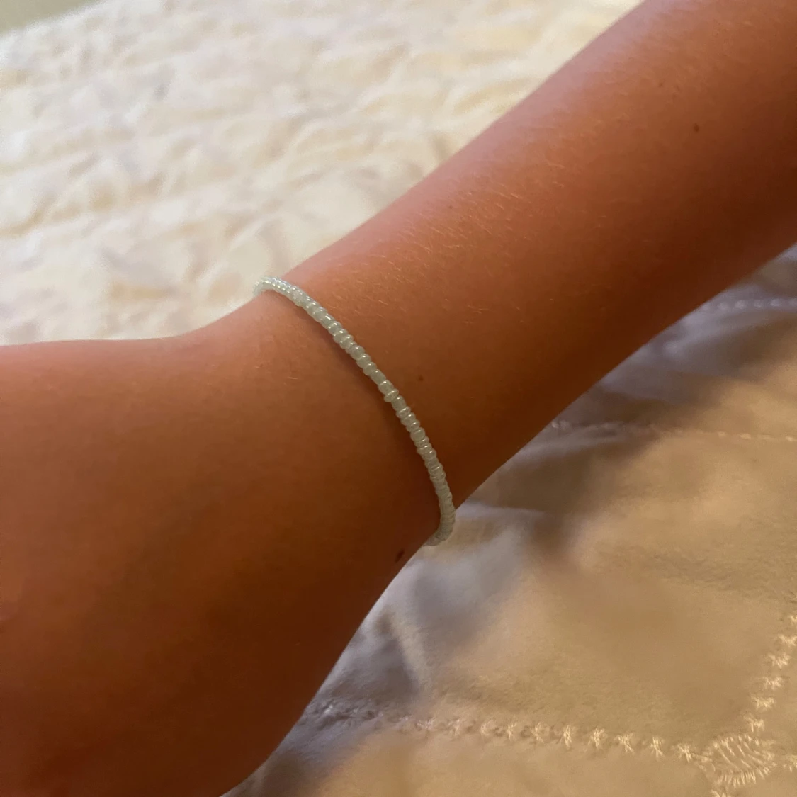 Två tunna pärlarmband i pastell - 1