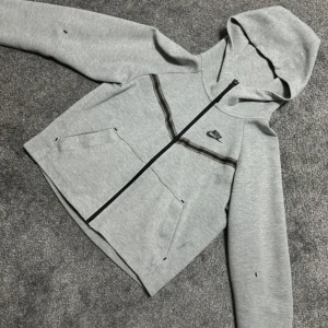 Grå Nike hoodie - den passar både XS och S. använd några gånger.