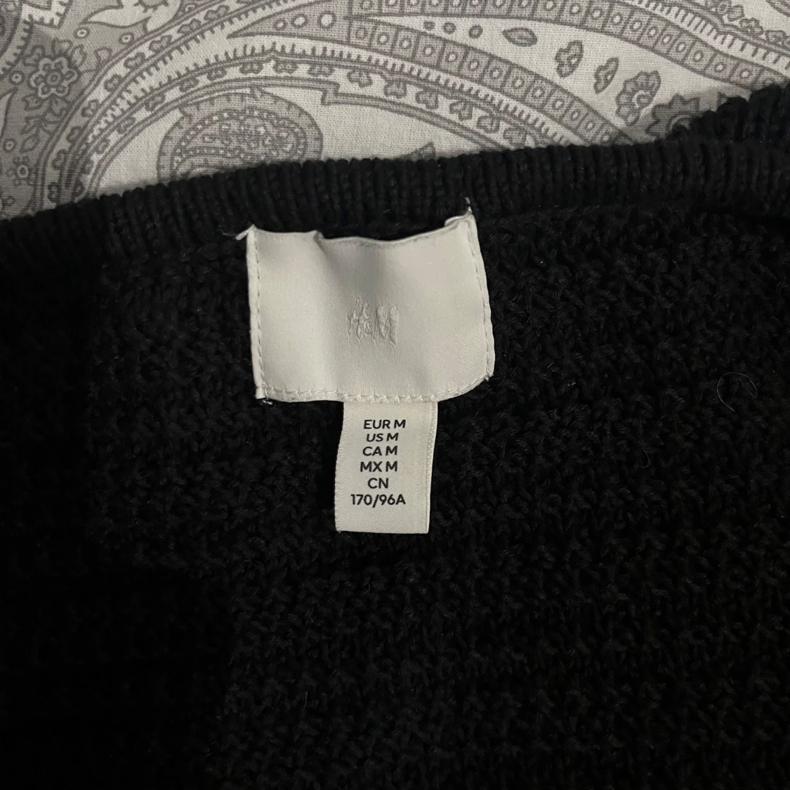 Svart stickad topp med volang - 2