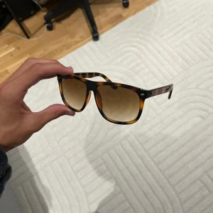 Ray-Ban Boyfriend solglasögon - Snygga Ray-Ban Boyfriend solglasögon i ny skick använda ungefär 2-3 gånger. Inget og ingår då jag inte fick med det när jag köpte dom. Tveka inte vid funderingar hör av er vid minsta lilla! (inte 0rginal)
