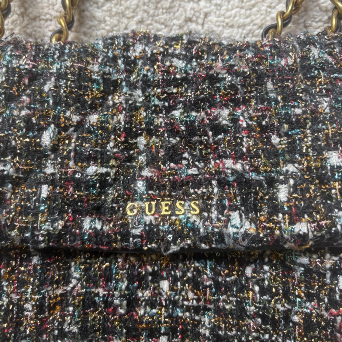 Rutig axelväska från Guess med kedja - 1