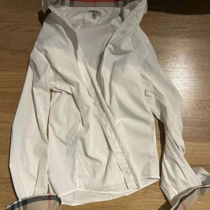 Burberry skjorta  - Tjena säljer denna tvär feta vita burberry skjortan för endast 449! Den är sparsamt använd och riktigt snygg passar bra på grish fest! Hör av dig vid intresse, pris går att diskuteras!