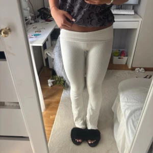 Ribbade yoga pants - Strechiga yoga pants som tyvärr har en liten skavank på baksidan (bild 3)