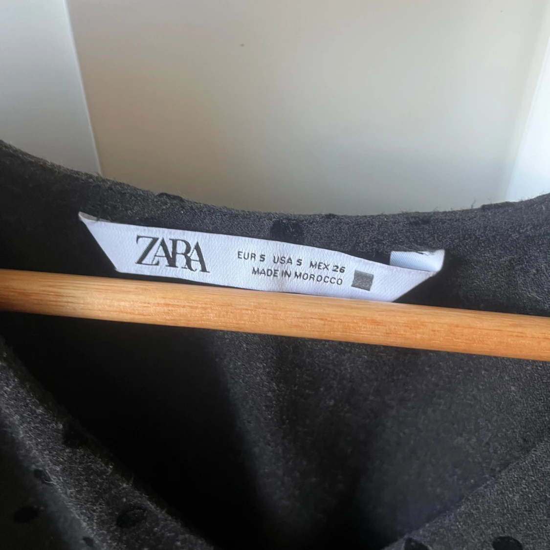 Svart prickig kortklänning från Zara - 1