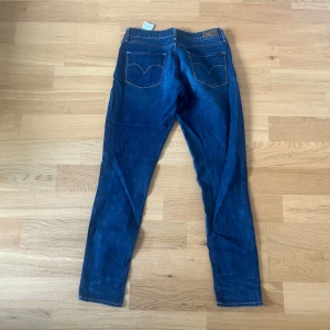 Levis jeans  - Ett par jeans i absolut topp skick och som dessutom har en extremt snygg tvätt. Nypriset på dessa jeans ligger på runt 1000kr. Längden på byxorna är 93cm och midjan 37cm jämför gärna med ett par egna och sen är det fritt fram att använda ”köp nu”.