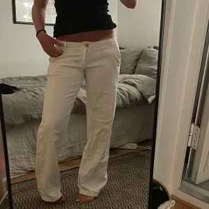 Vita byxor  - Skit snygga vita byxor från design by si. Är igentligen kostymbyxor men påminner lite om linnebyxor🌸