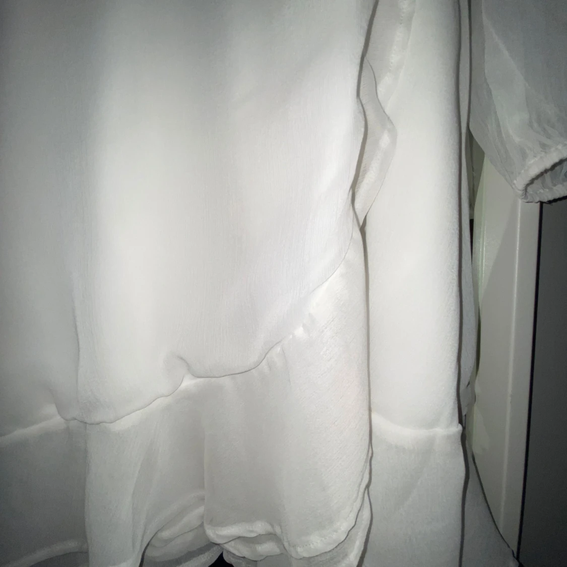 Vit omlottklänning med volang - 2