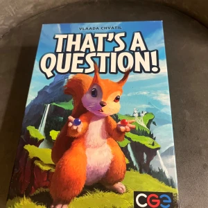 That's a Question! - Ett roligt och färgglatt frågespel där du och dina vänner ställer knasiga och oväntade frågor till varandra. Perfekt för att lära känna varandra bättre och ha kul tillsammans! Passar 3-6 spelare från 15 år. Snygg design med ekorrar och berg.