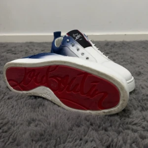 blåvita Christian Louboutin skor - Snygga skor från Christian Louboutin i vitt och blått med en unik ombre-effekt och den klassiska röda sulan. Låda och dustbag medföljer. Om ni har några intressanta byten så är det bara att höra av er