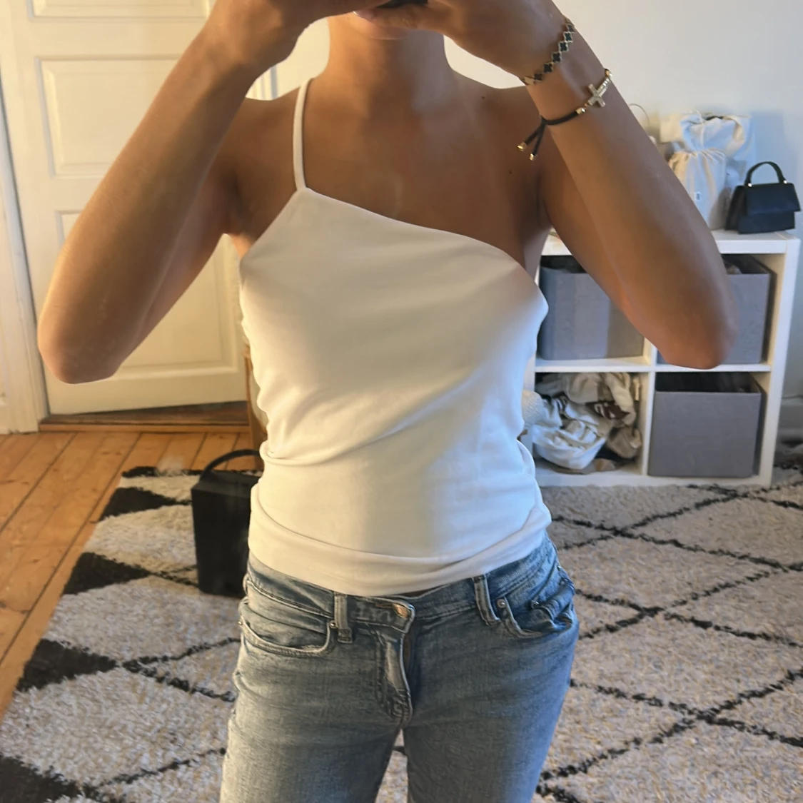 Vit oneshoulder topp från Pull&Bear
