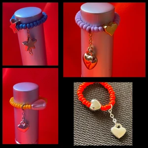 By prisförslag- 1 st Färgglad pärlring med berlocker elastisk  - Säljes styckvis och man kan välja mellan Fyra unika ringar med färgglada pärlor i blått, lila, gult och rött. Varje ring har en metallberlock i form av hjärta eller stjärna, i silver eller guld. Perfekta för att ge din stil en lekfull och trendig touch. Elastiska band för bekväm passform.