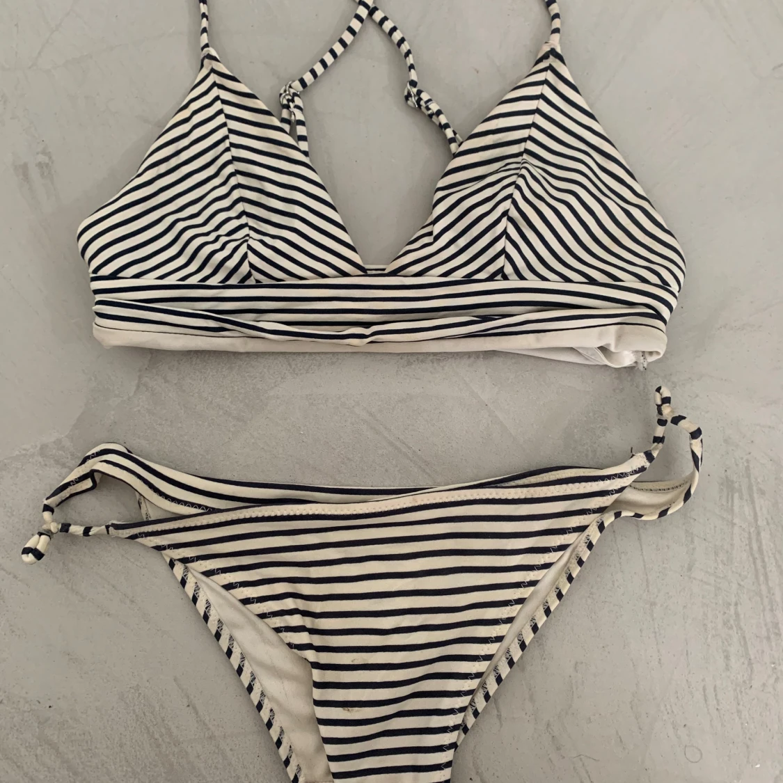 Randig bikini med knyt i midjan