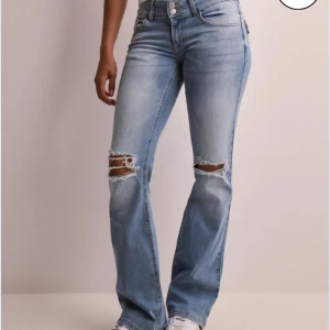 Nelly jeans med hål - Säljer mina Nelly jeans med hål eftersom att jag inte använder dom längre. Dom är i storlek 38 och är som nya.🌟🌟