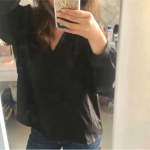 Blus - Säljer en svart blus från VERO MODA, märket är ”Aware”, i strl. XS. V-ringad blus med varsin knapp på änden av ärmarna🖤 Oanvänd sen två år tillbaka. Säljes för 100 kr vid snabb affär.