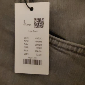 Grå bootcut jeans full length L - Säljer ett par gråa lågmidiande jeans. Då dom va för små. Aldrig använt dom ä ba testade. 