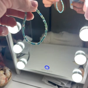 Jättefint blått/grönt armand - Handgjort armband med små pärlor i blått, mintgrönt och vitt. Armbandet är i ett elastiskt material vilket gör det enkelt att ta på och av. Perfekt för att göra din outfit lite roligare. 