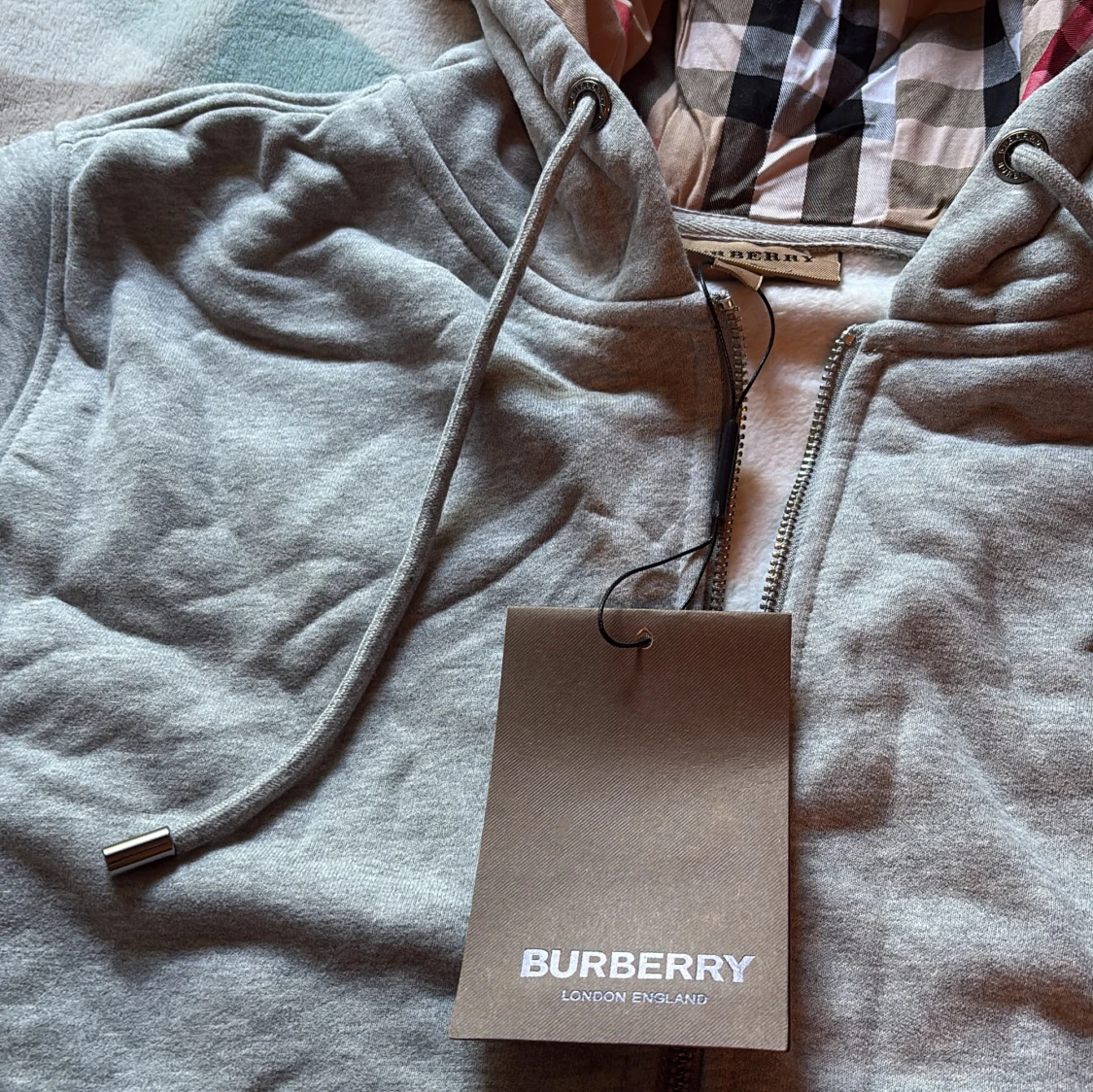 Grå hoodie från Burberry med dragkedja - 1