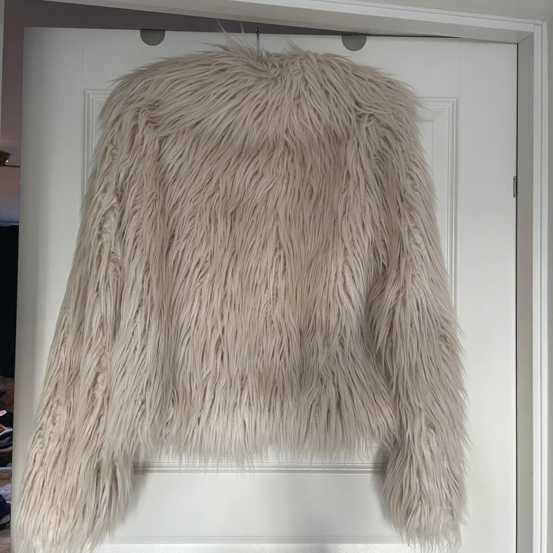 Beige fuskpälsjacka - 1