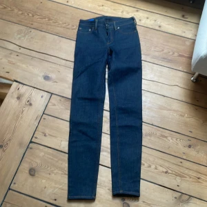 Acne studios mörkblå jeans - Mörkblåa Acne jeans i storlek 24/34, 10/10 skick helt oanvända🔥🔥hör av er om ni har några frågor, pris går att diskuteras