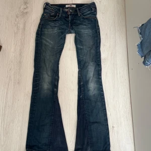 Blå bootcut jeans med slitningar - Superfina jeans