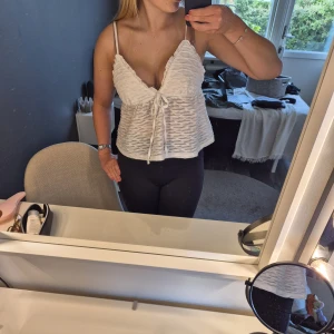 Vit topp från Shein - jättesöt topp köpt på Shein❣️ med justerbara axelband❣️