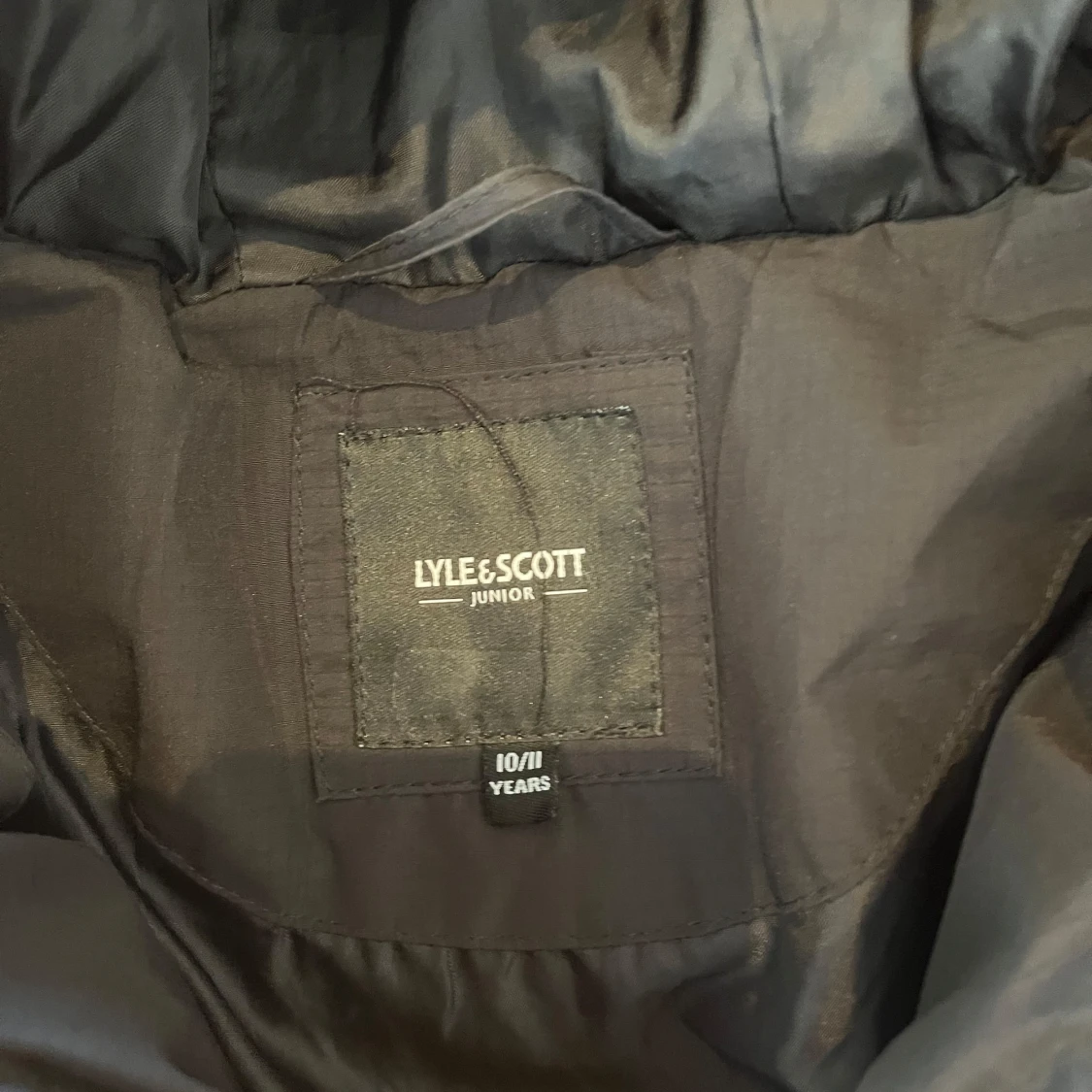 Mörkblå pufferjacka från Lyle & Scott - 2