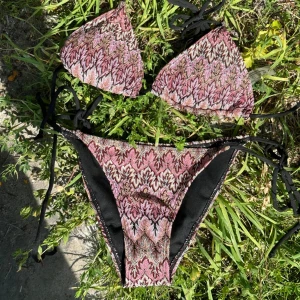 Missoni mönstrad bikini - Bikini från design by si, aldrig använd då den ej passar. Missoni/sicksak mönstrad rosa och guld bikini❣️