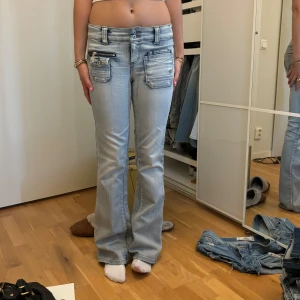 Assnygga jeans  - Innerbenslöngd:80cm midjemått:36,5cm🥰 ganska slitna längst ner men kom privat för bilder av hur de ser ut❤️