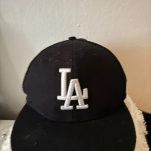 Svart LA-keps från New Era - Använd några gånger men jätte fräsch. Kommer me en sån här knapp grej där bak så man kan ändra storleken