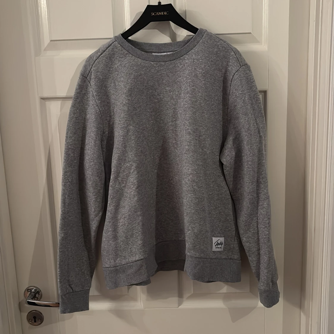 Grå sweatshirt med rund hals