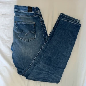Replay jeans - Säljer dessa Replay jeans eftersom de är för små. Det är storlek 158=längd 30 och midja 28 Skick 9/10. Skriv om du har frågor.
