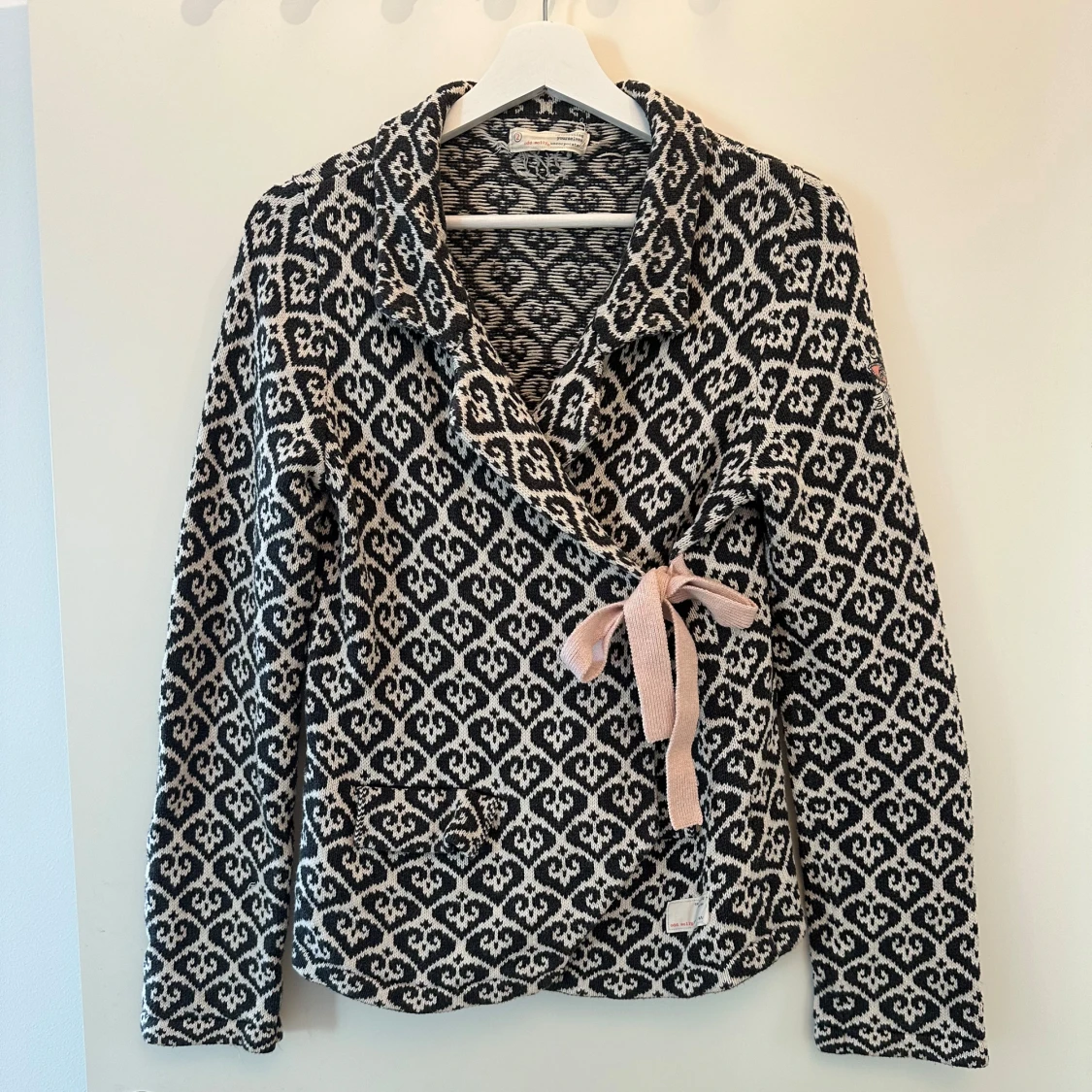 Mönstrad kofta från Odd Molly med rosett