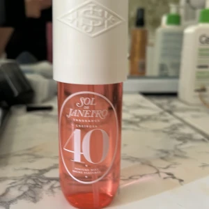 Sol de Janeiro Cheirosa 40 Parfymmist 90ml - Den här bodymisten är perfekt för dig som gillar vanilj och plommon dofter. Bodymisten är knappast använd eftersom jag väldigt sällan har sträckt mig efter den sedan jag köpte den. Jag skulle rekommendera att lukta på den innan ni beställer eftersom det är en rätt speciell doft. Doften är nästan lite kryddig men samtidigt söt. Perfekt att blanda med andra parfymer t.e.x burberry her. Men funkar också perfekt att bära så som den är.