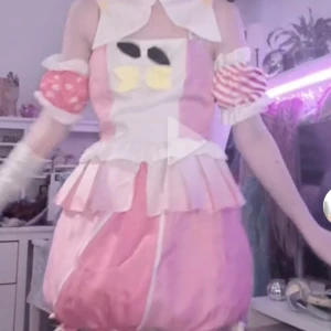 Emu otori cosplay - Säljer en emu otori cosplay! Skulle säga att den är storlek M då jag ej hittar någon lapp på cosplayen. Allt inklusive peruken medföljer! Använd en gång hemma:3 DM vid intresse eller frågor!!