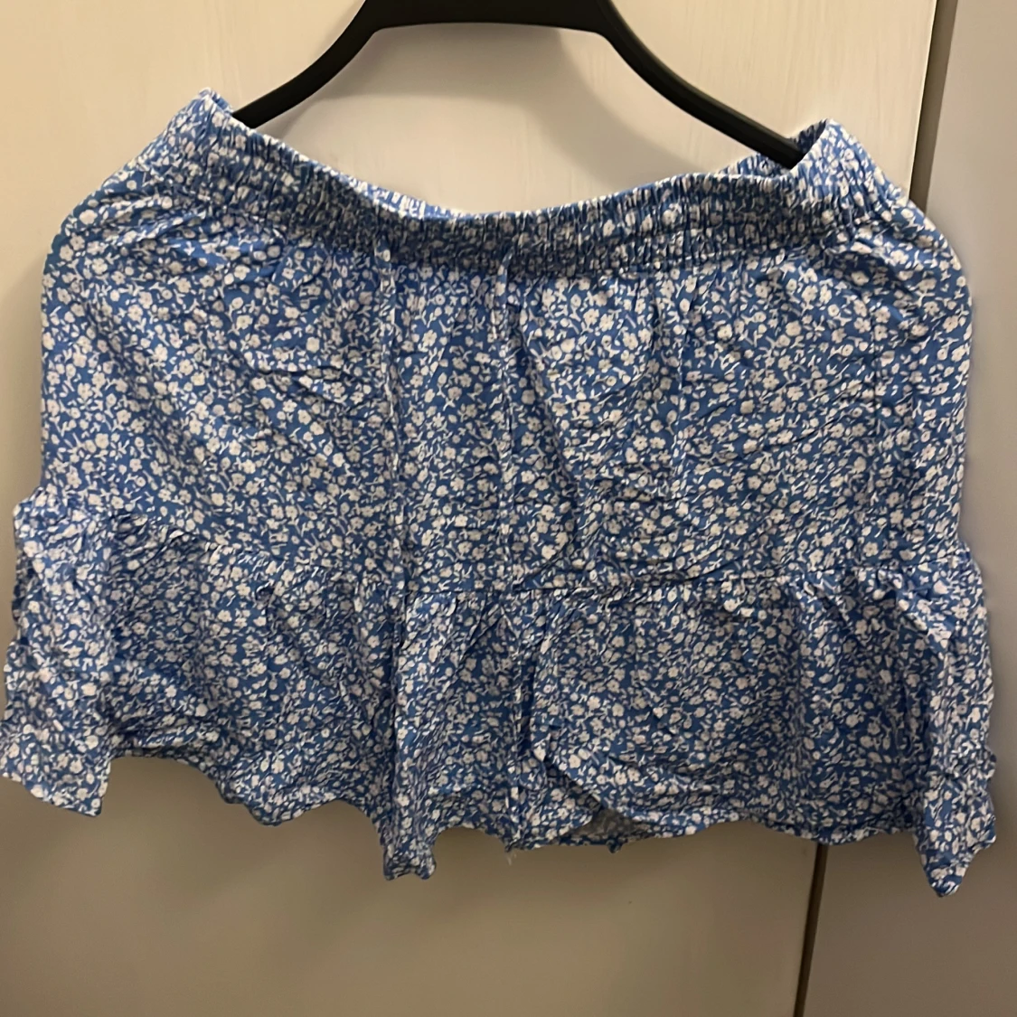 Blommig blå volangkjol från pigalle 