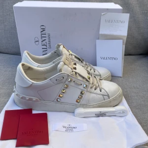 Valentino skor  - Hej! Säljer nu dessa sjukt snygga valentino skor. Skorna är i toppskick! Har begränsat antal boxar och dustbag. Kvitto medföljer till skorna! Hör av dig vid frågor 