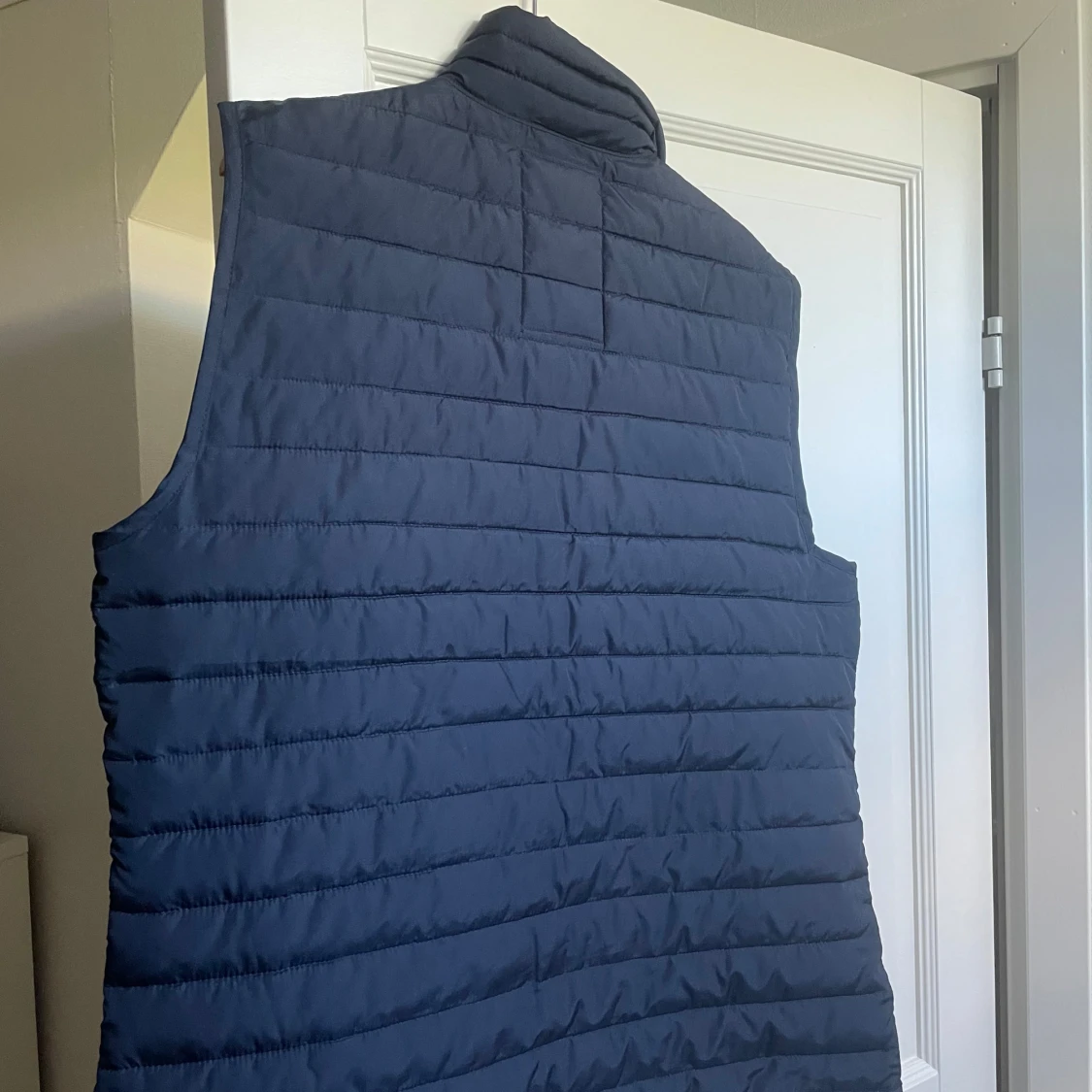 Mörkblå quiltad dunväst från GAP - 1