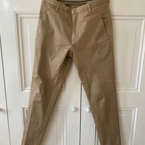 BAJSFÄRGADE chinos👹 - Skitfula chinos i samma färg som bajs efter man ätit typ skolans curry eller liknande. Jag hatar dem och vill bli av med dem. Står strlk 46 har ingen aning vad de betyder jag skulle säga S. snällq befira mig från dessa jävlalar då jag tycker det är slöseri att slänga dem.
