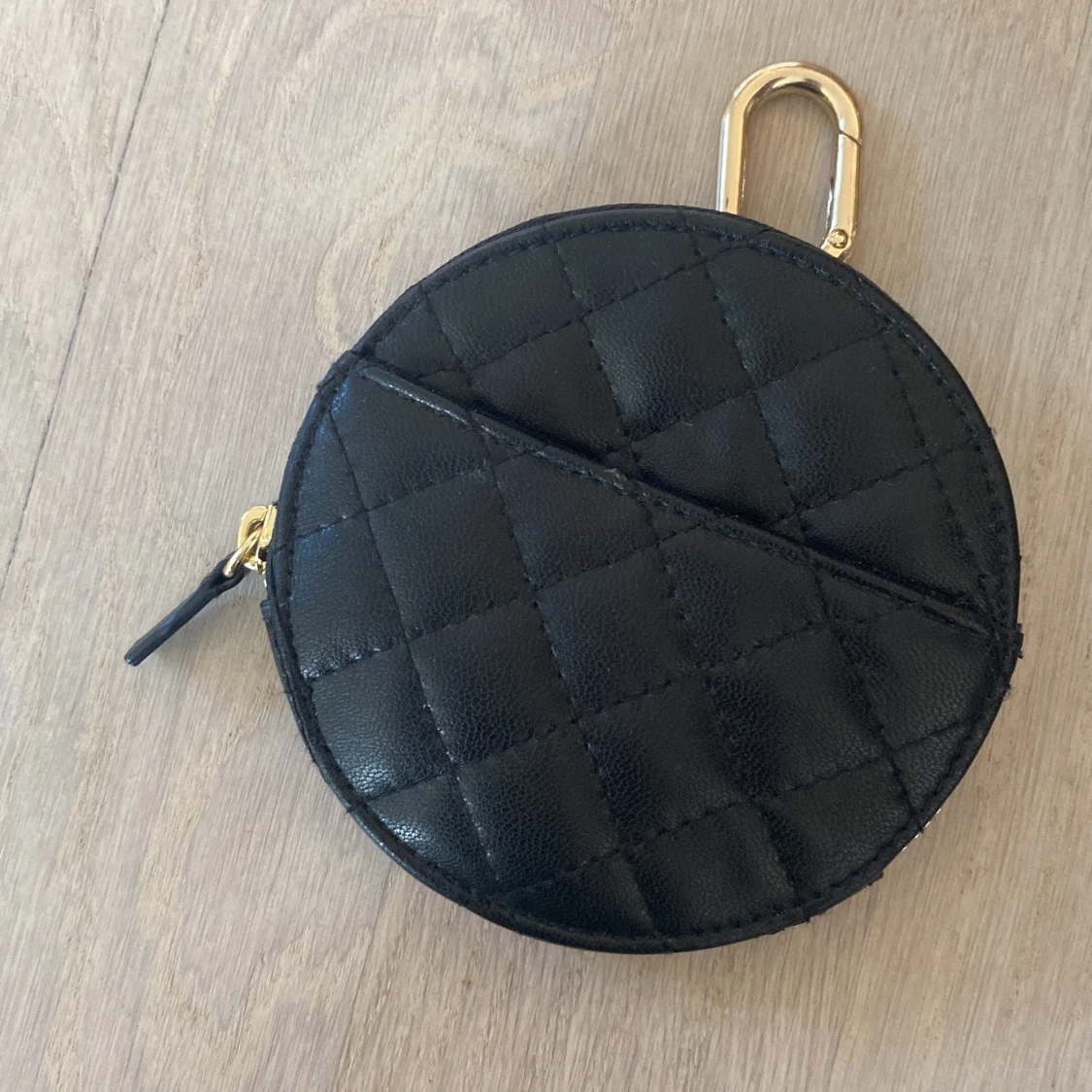 Svart rund plånbok med dragkedja