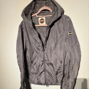 Colmar Windbreaker  - Väldigt snygg windbreaker / vindjacka från colmar i väldigt bra skick! Storlek 50, sitter som S ungefär.  Hör av er vid frågor!