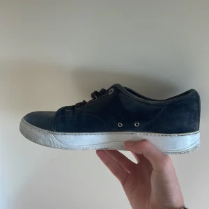 Svarta lanvins st 41 - Svarta Lanvins i mocka st 41. Skorna är i helt okej skick. Tvättar innan jag skickar. Har man st 42 kommer de funka.