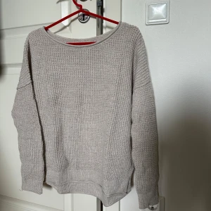 Beige stickad tröja från Hollister - Säljer en beige stickad tröja från Hollister i storlek S. Tröjan har en avslappnad passform, rund halsringning och långa ärmar. 